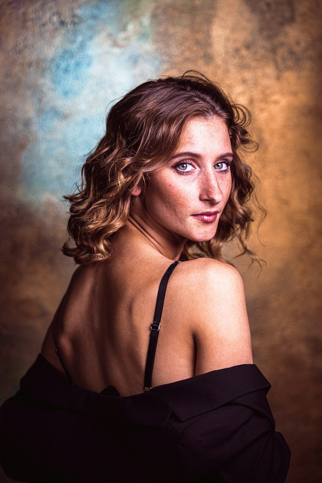Portrait studio d'une coloriste suisse aux cheveux bouclés