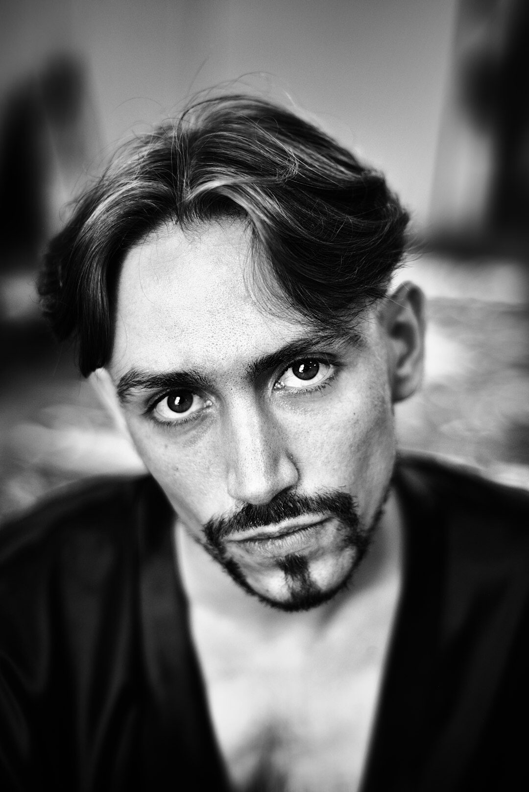 Portrait studio d'un réalisateur suisse barbu