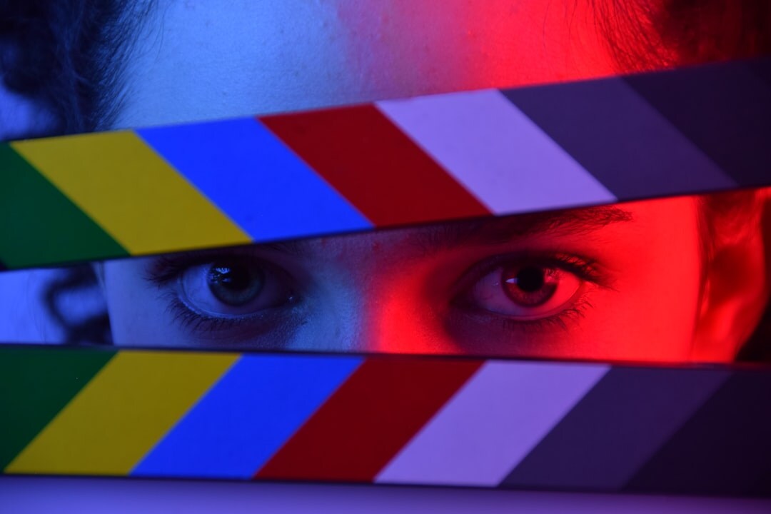 Coloriste réglant l'étalonnage d'un film sur un moniteur de référence